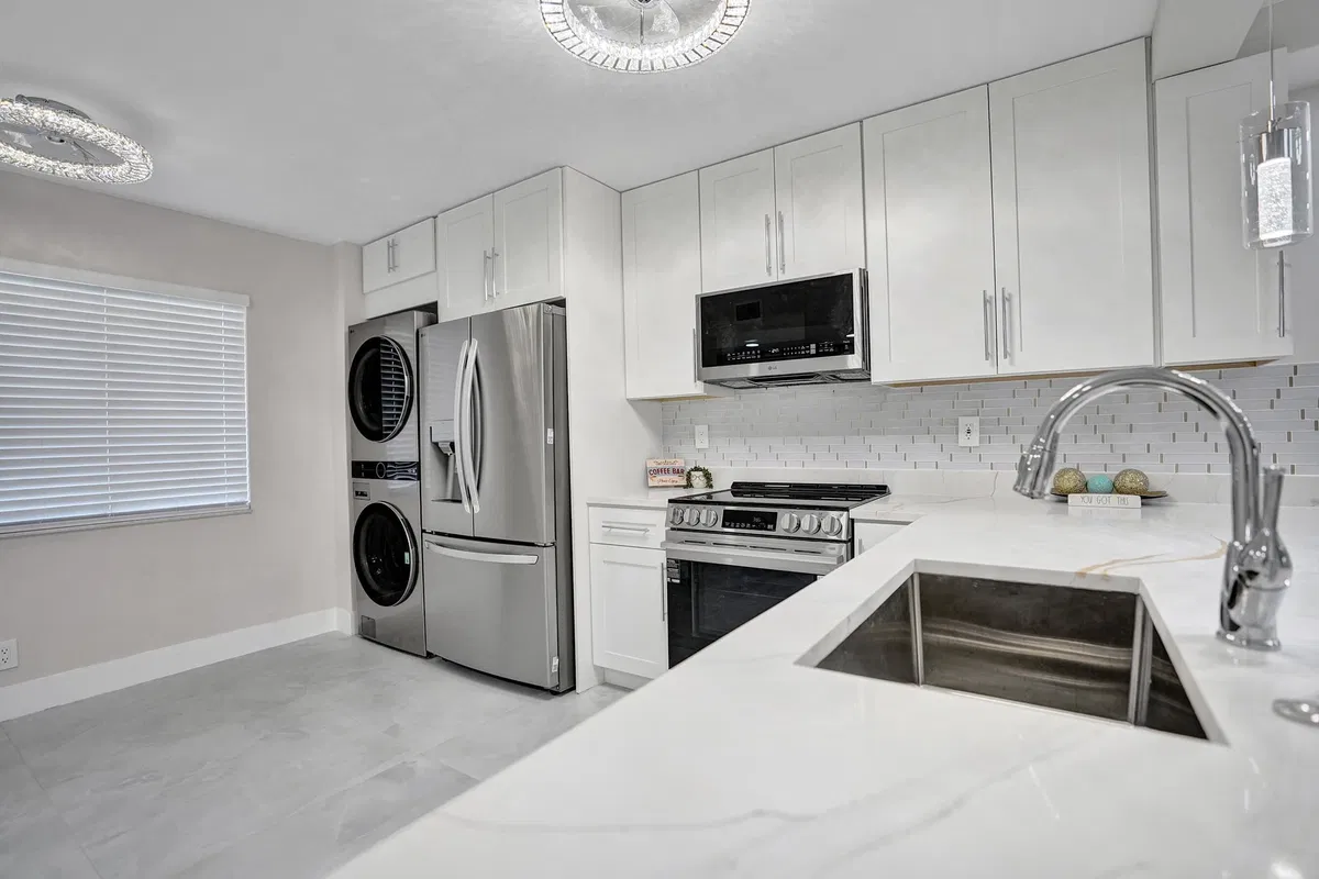 Unit 402 photo 4