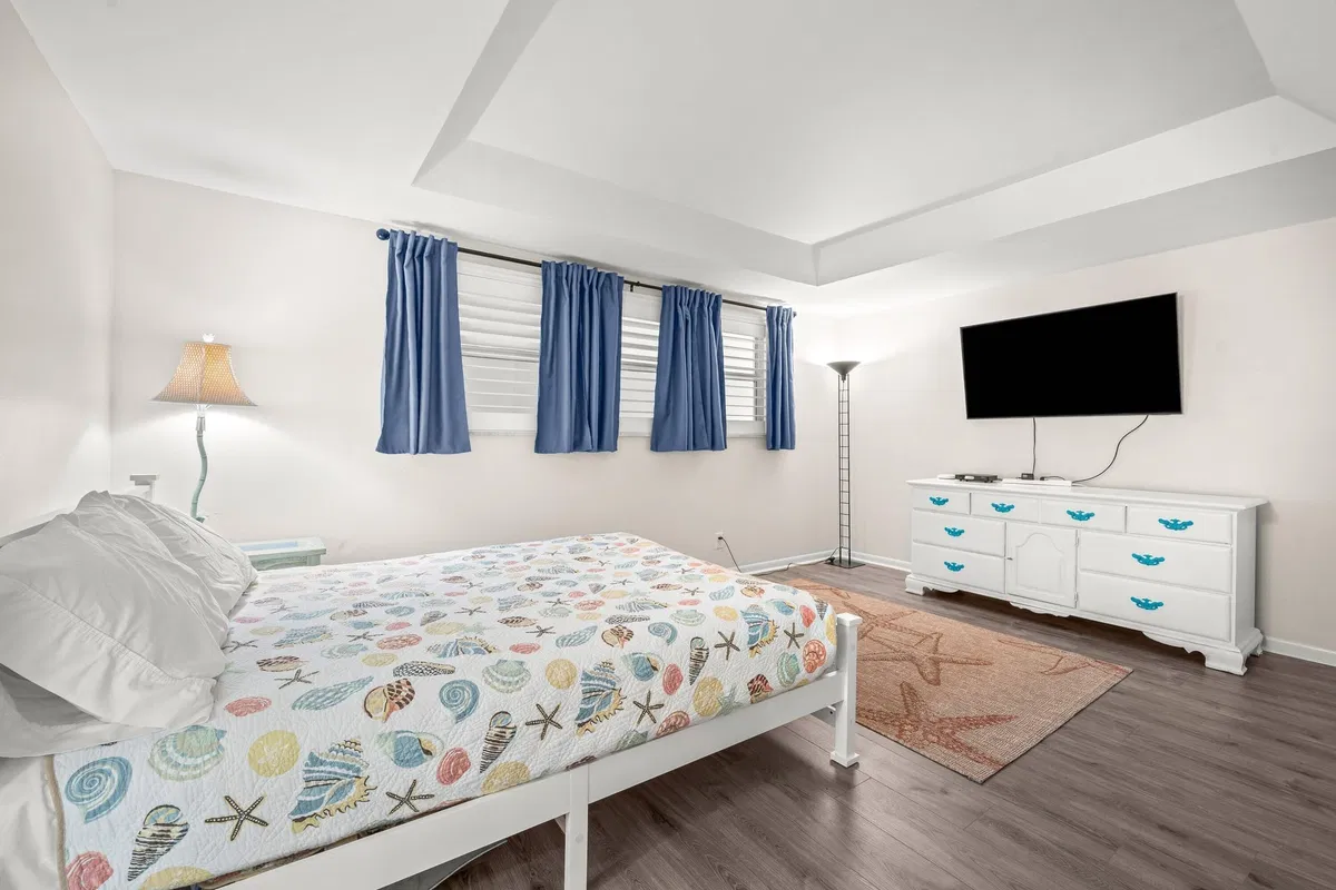 Unit 130 photo 16