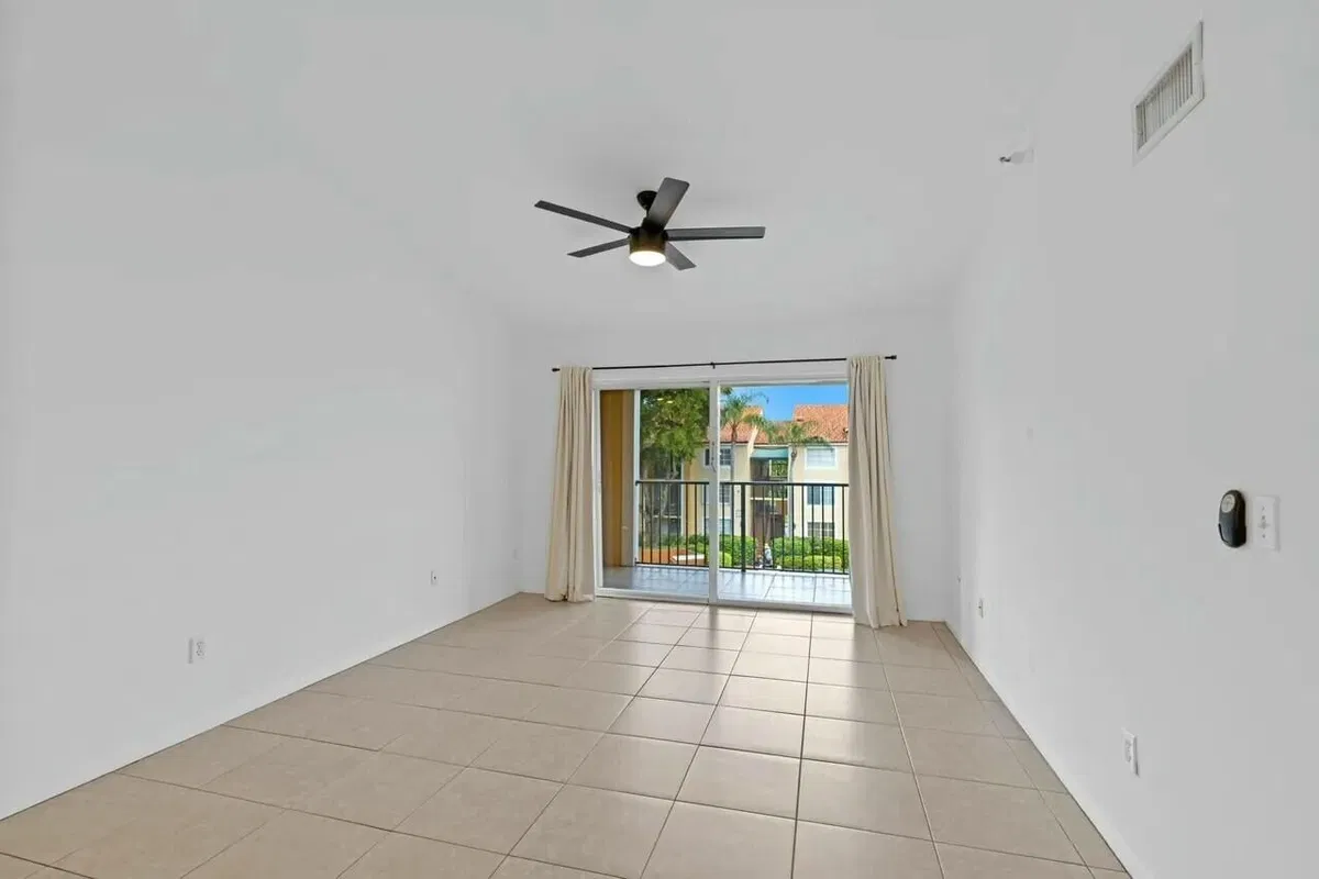 Unit 305 photo 22