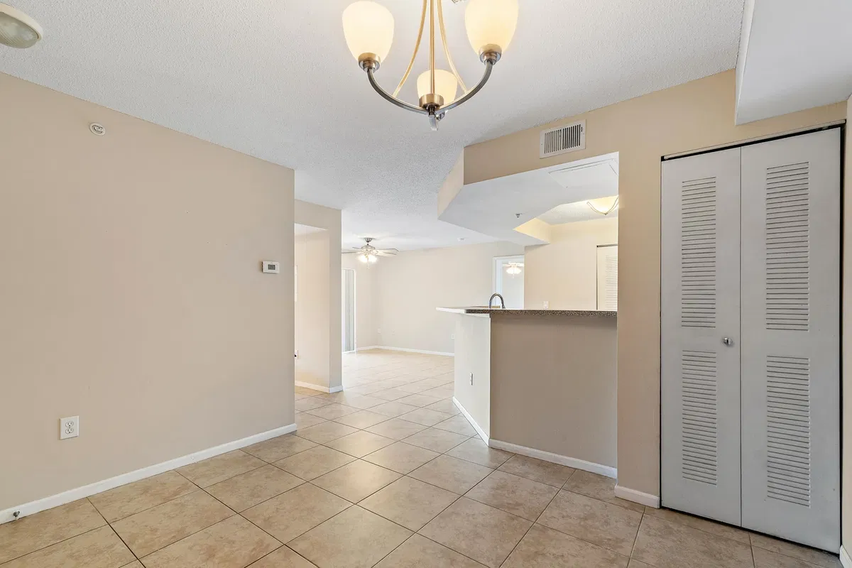 Unit 2-209 photo 10