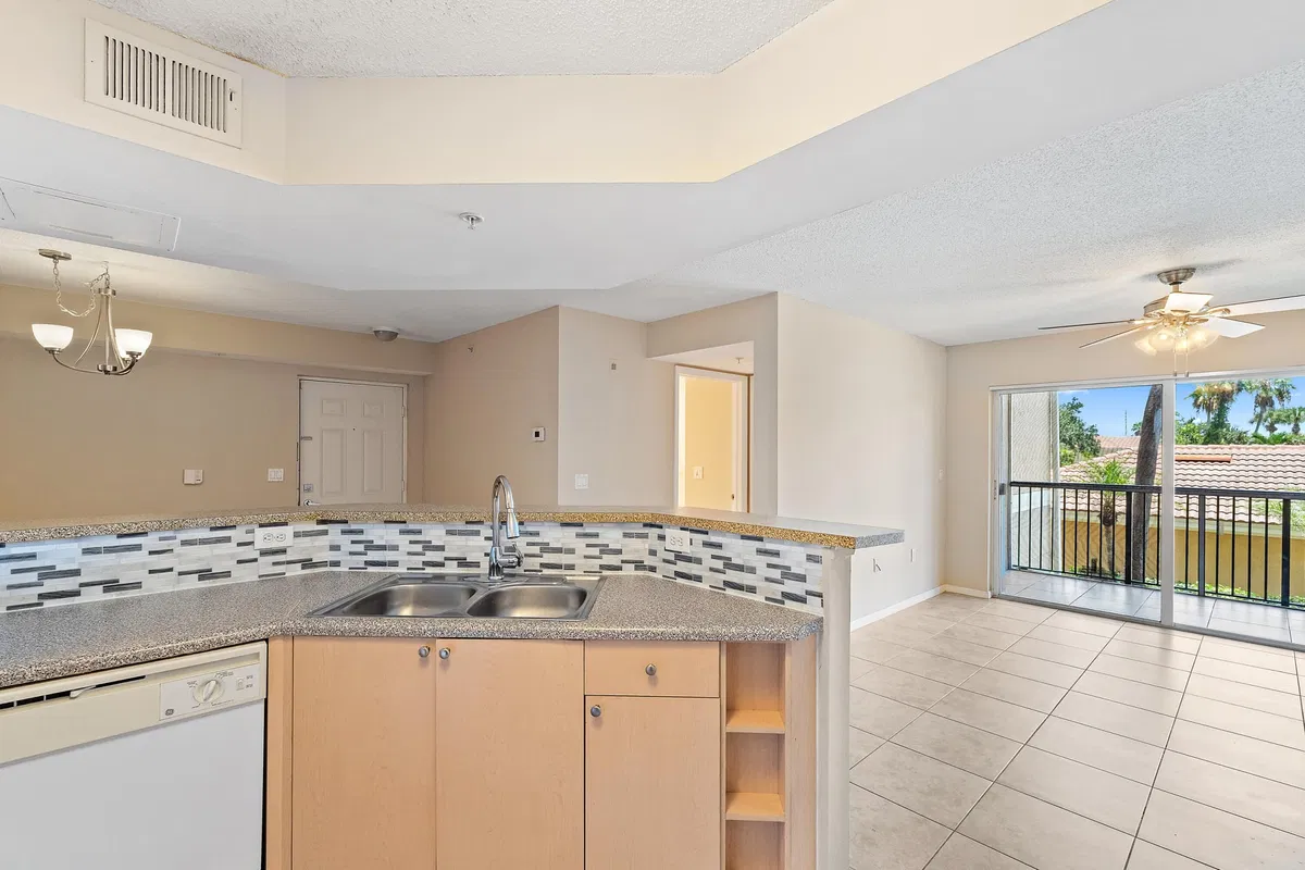 Unit 2-209 photo 16