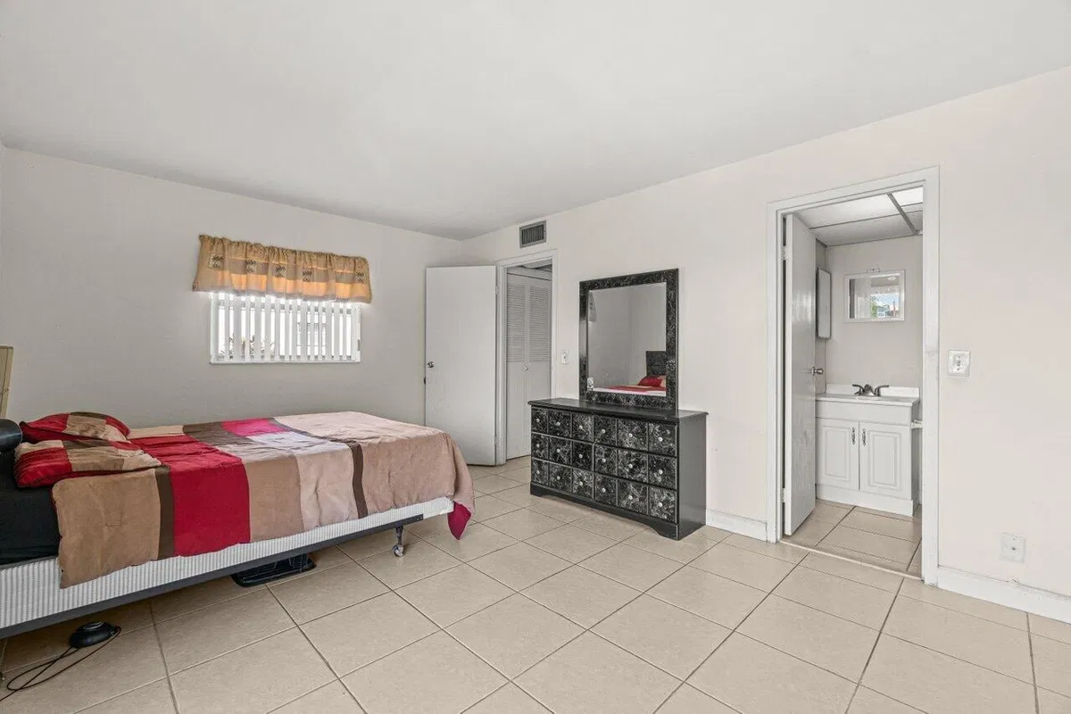Residence photo 16