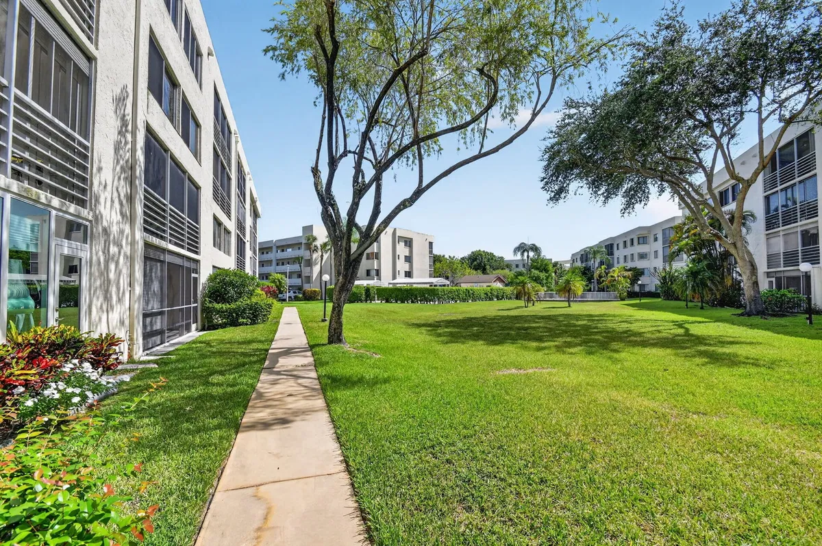 Unit 114 photo 49