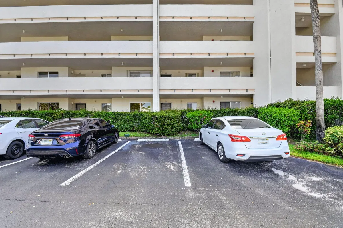 Unit 114 photo 52