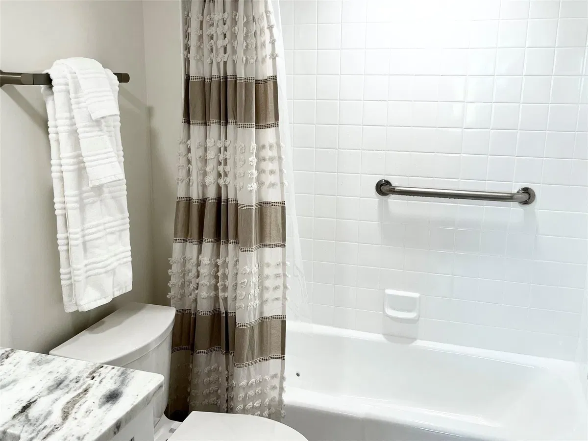 Unit 410 photo 16