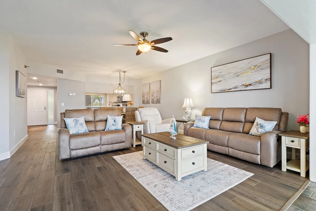 Unit 2103 photo 4