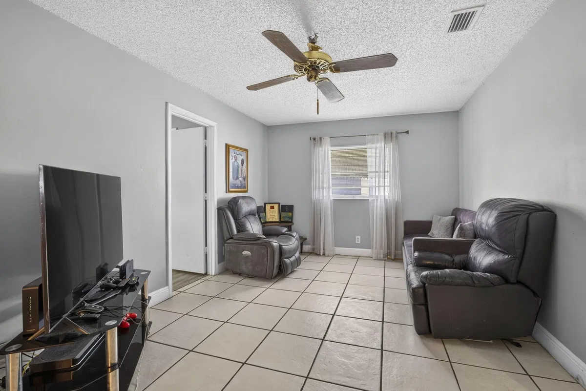Residence photo 16