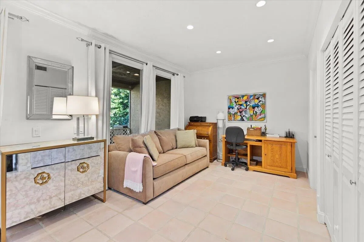Residence photo 16