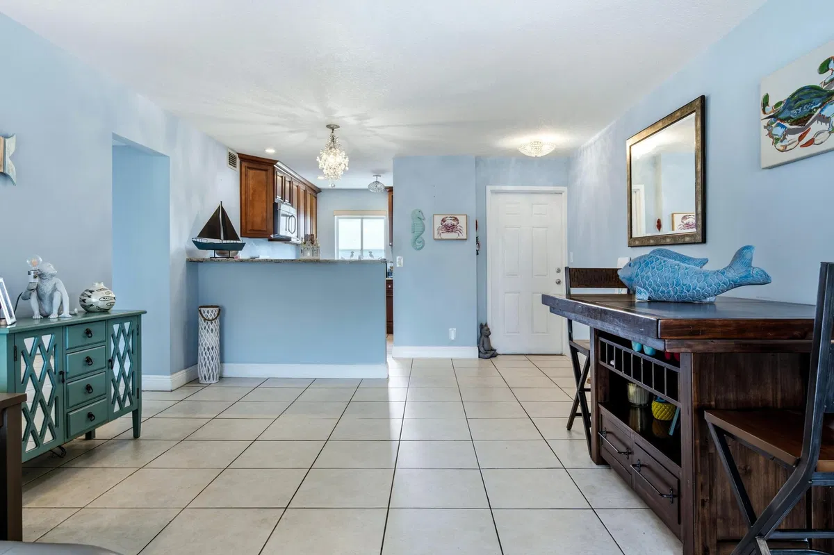 Unit 309 photo 4