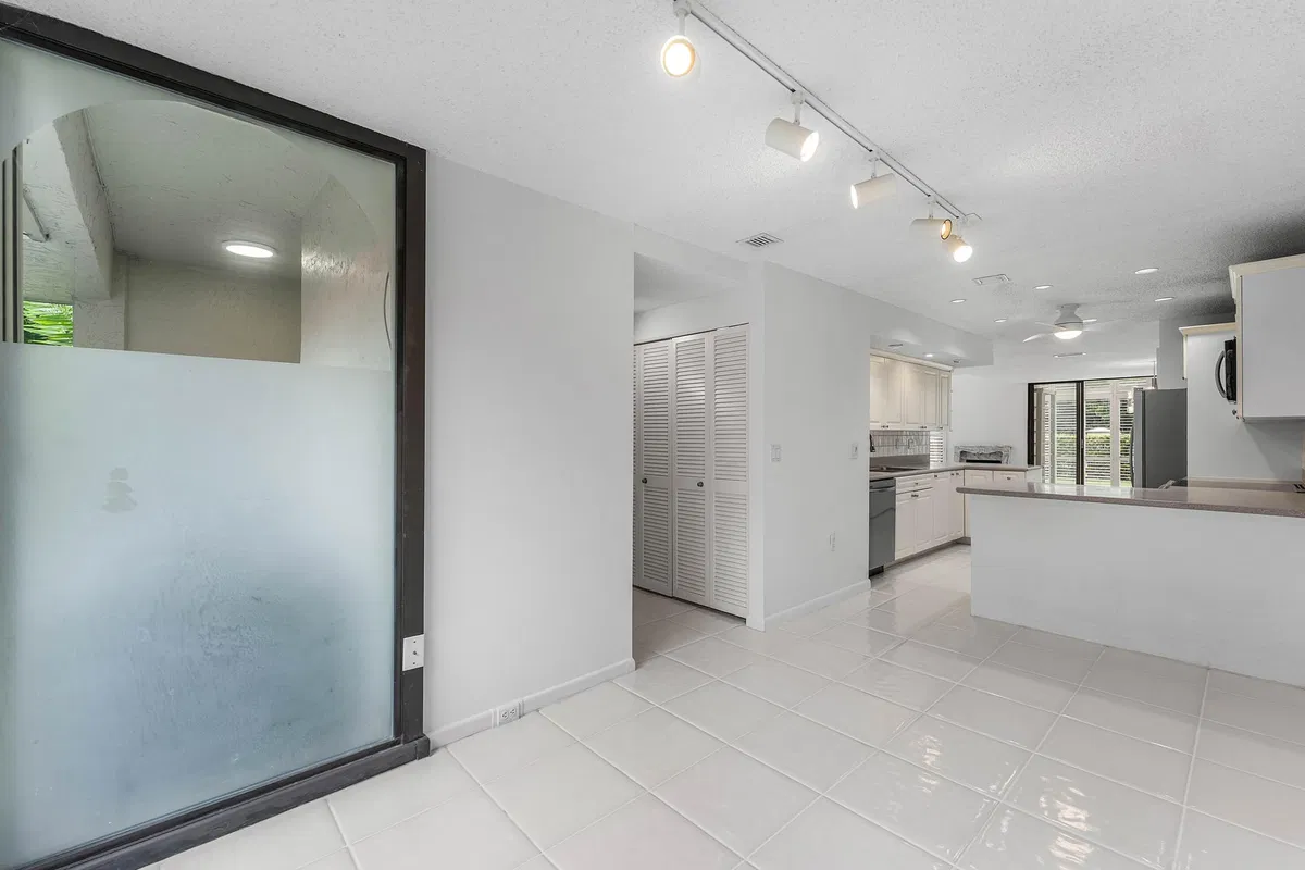 Unit T-1 photo 31