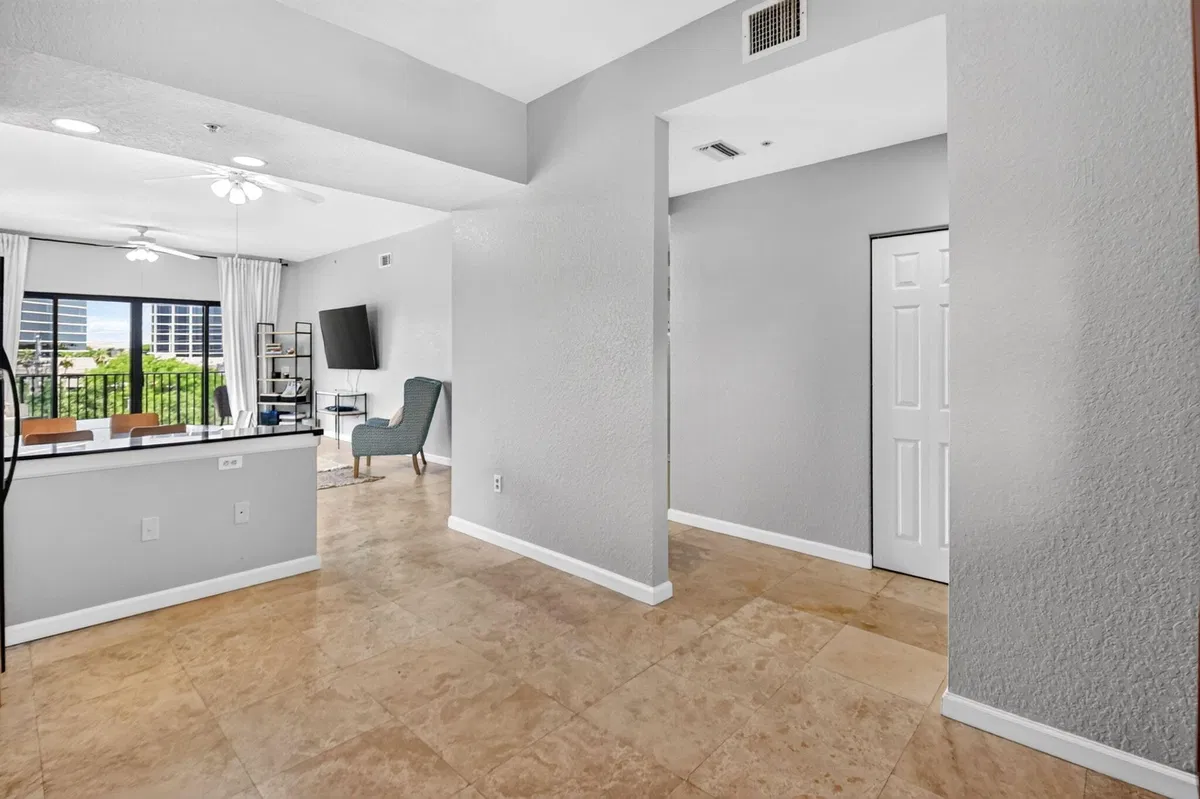 Unit 402 photo 10