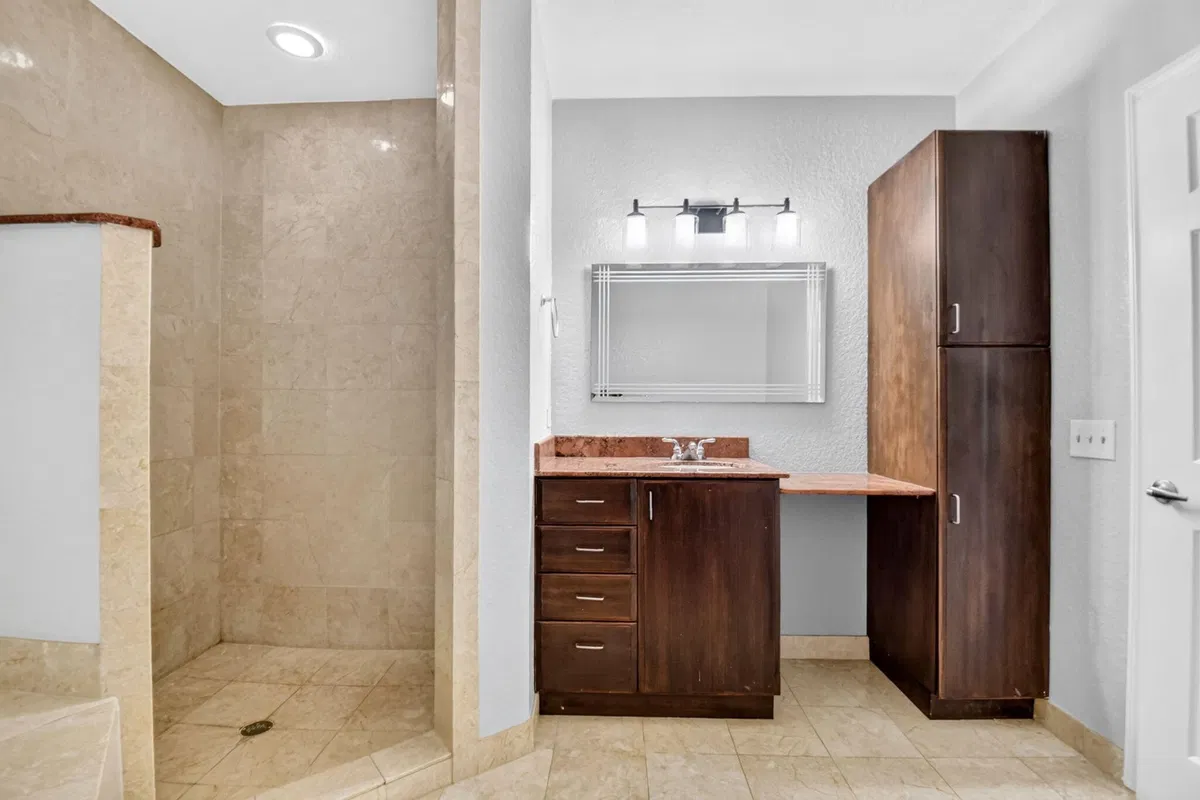 Unit 402 photo 16