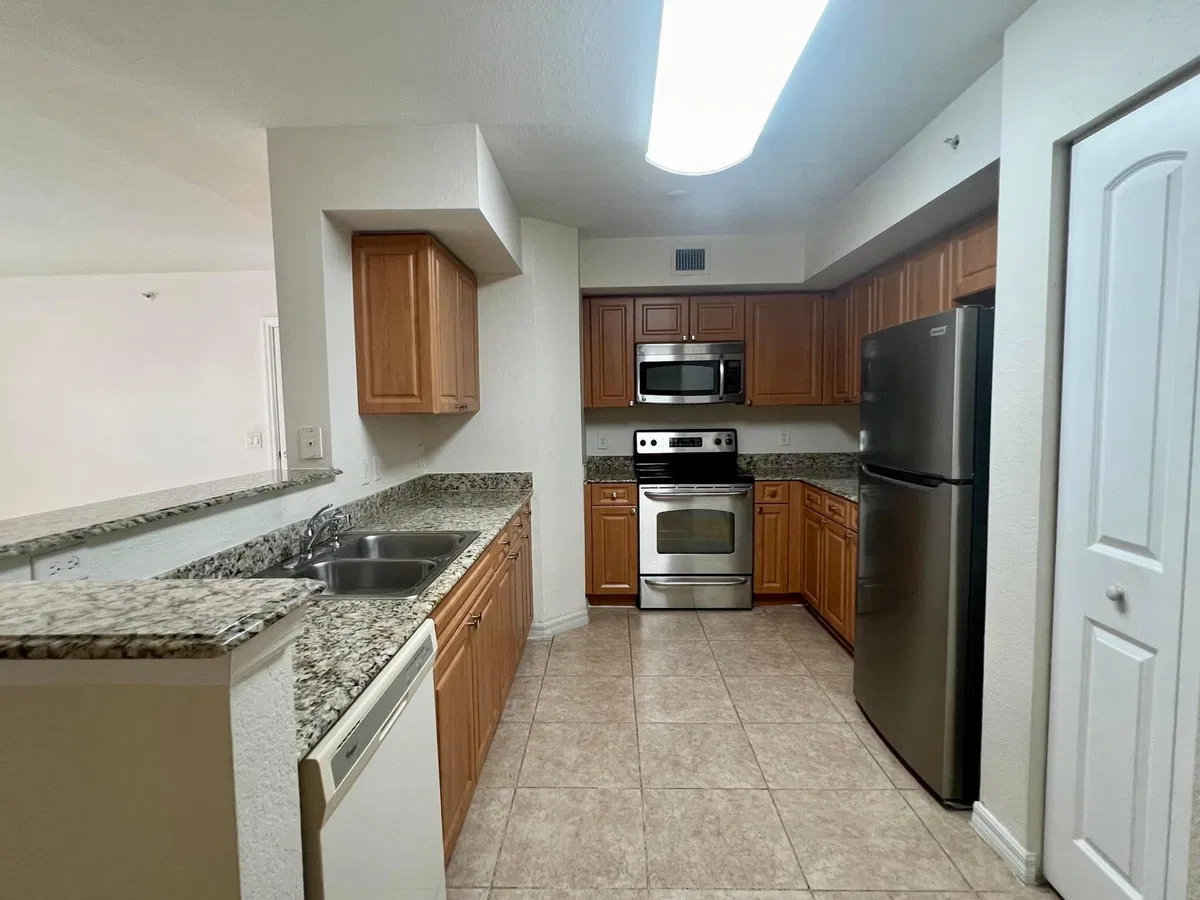 Unit 6302 photo 10