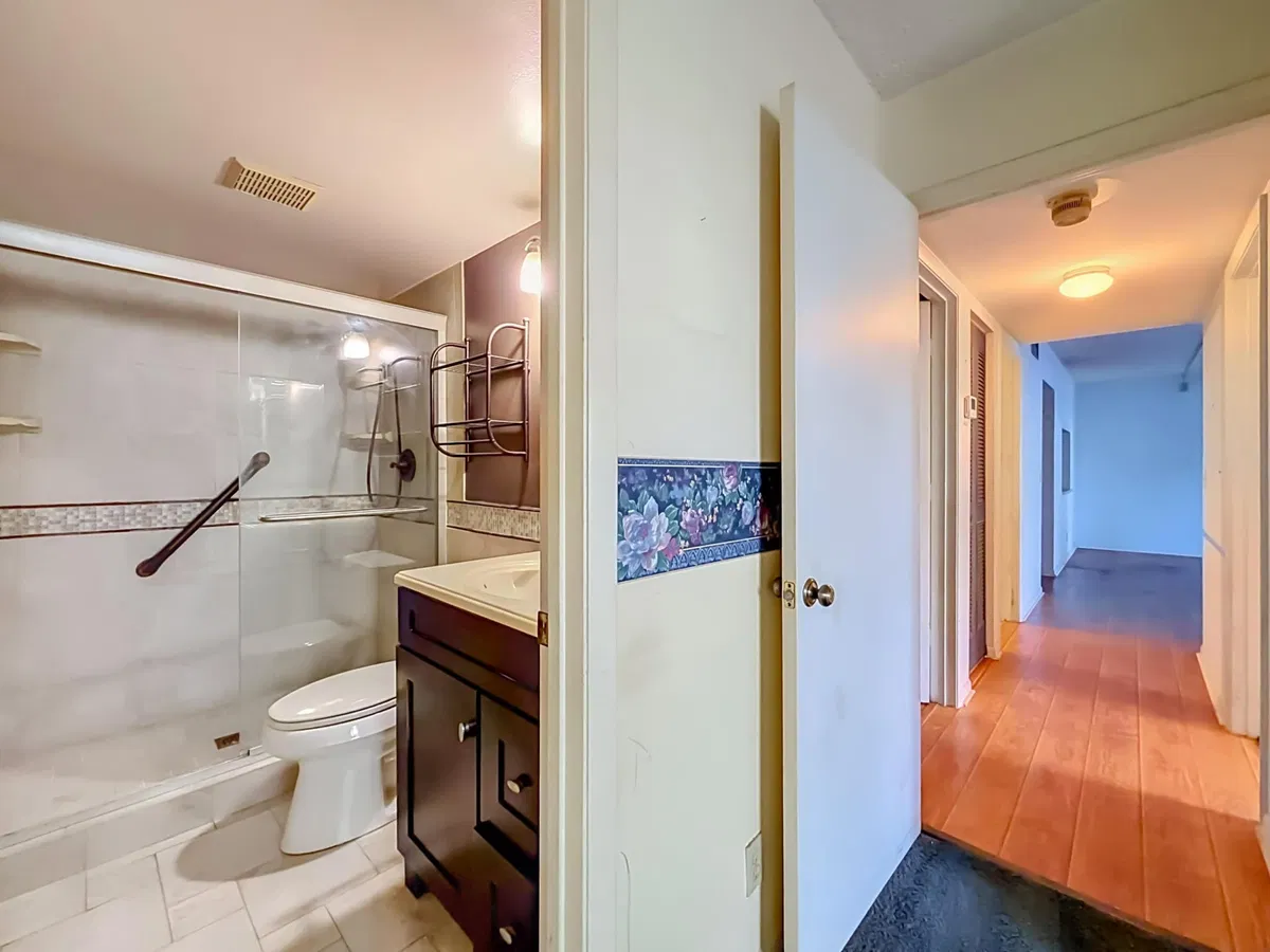Unit E1 photo 22