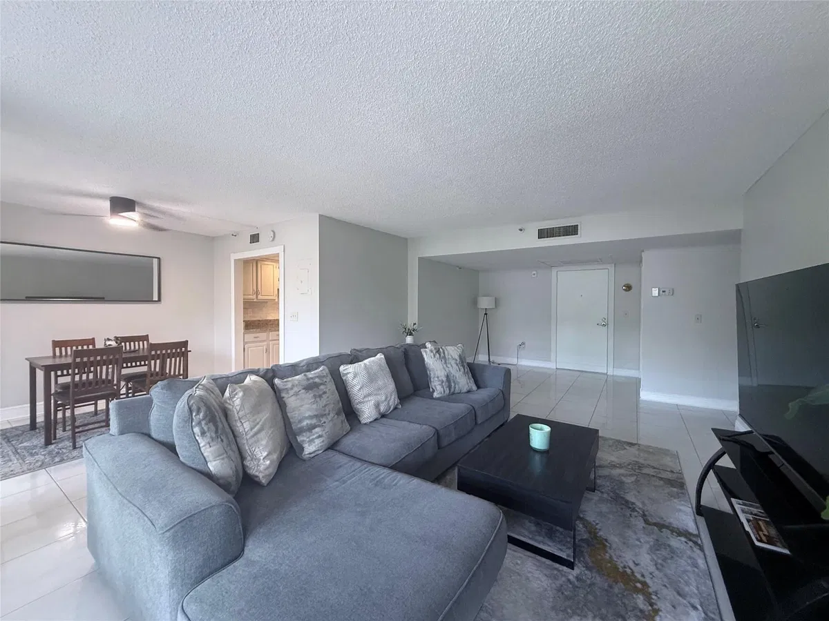 Unit 1040 photo 13