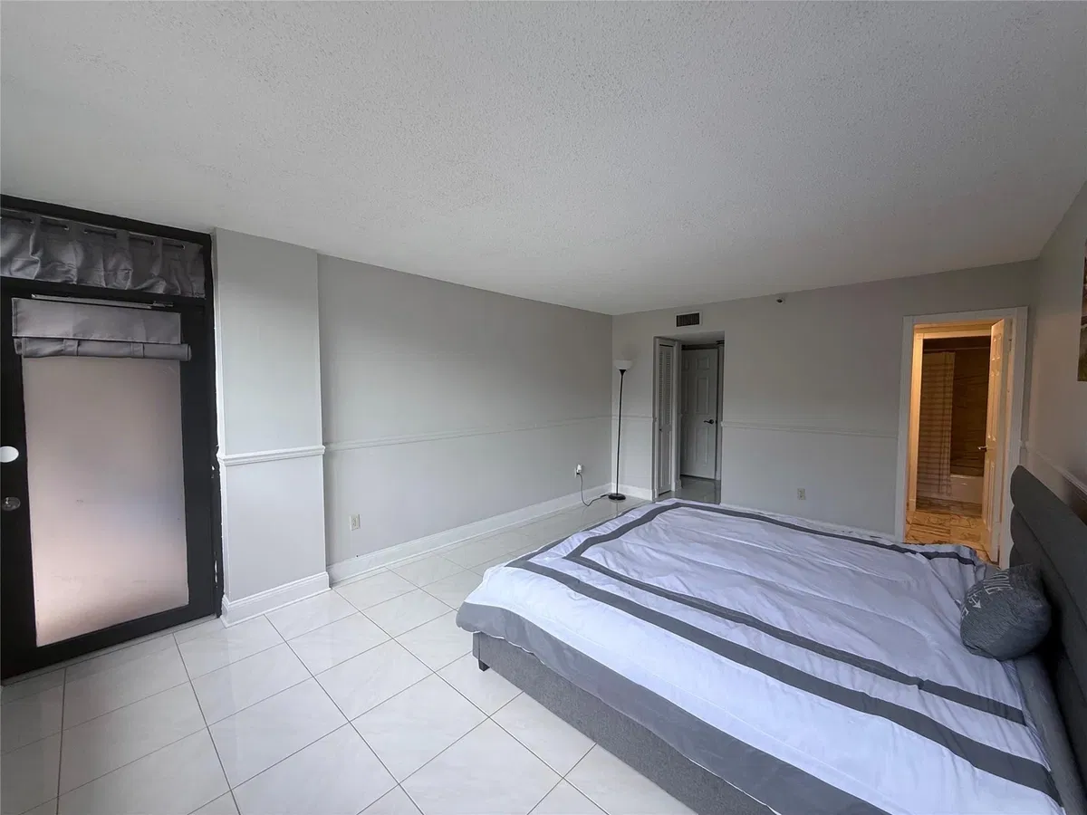Unit 1040 photo 19