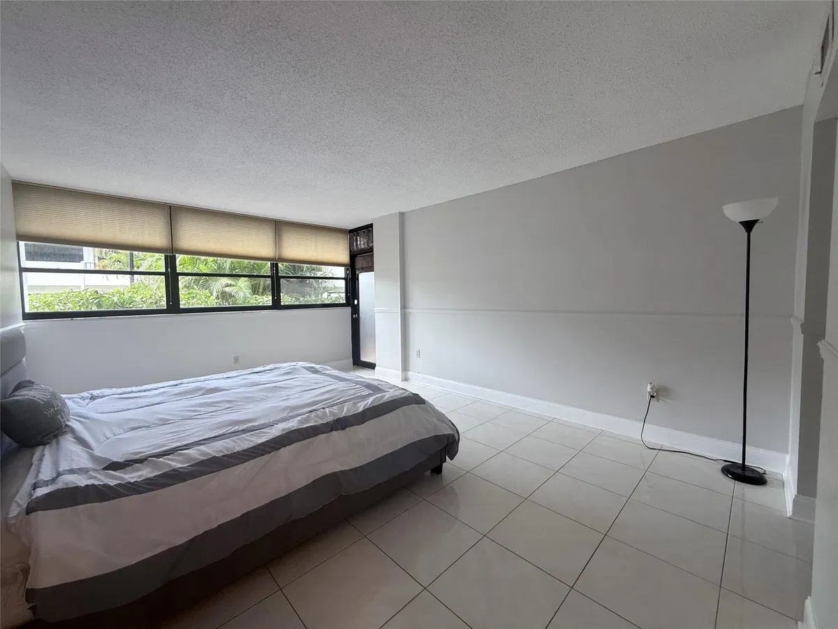 Unit 1040 photo 25