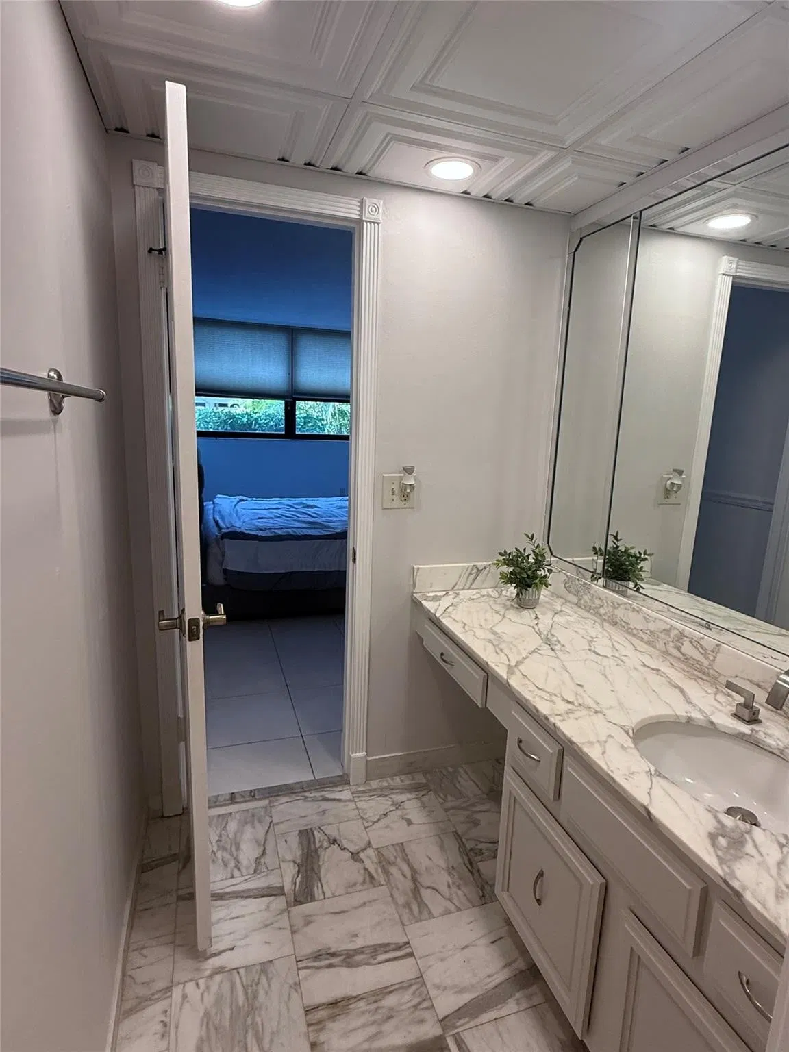 Unit 1040 photo 31