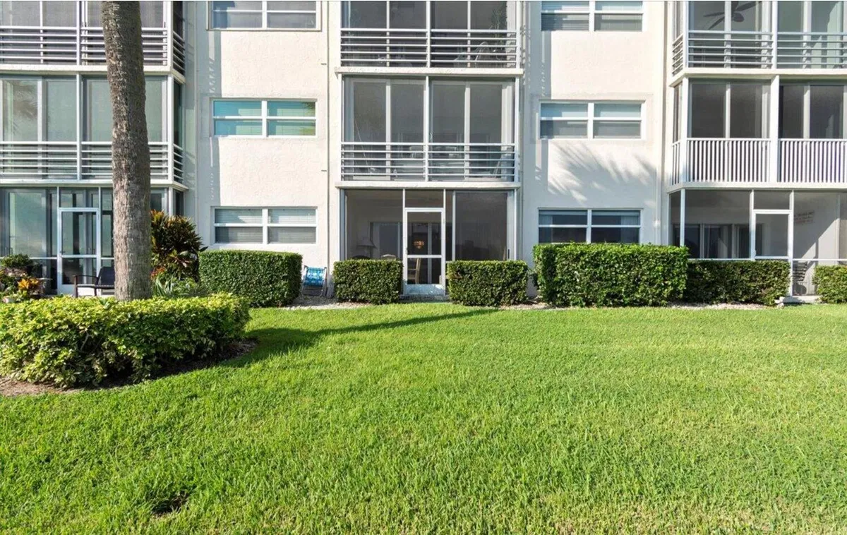 Unit 104 photo 4