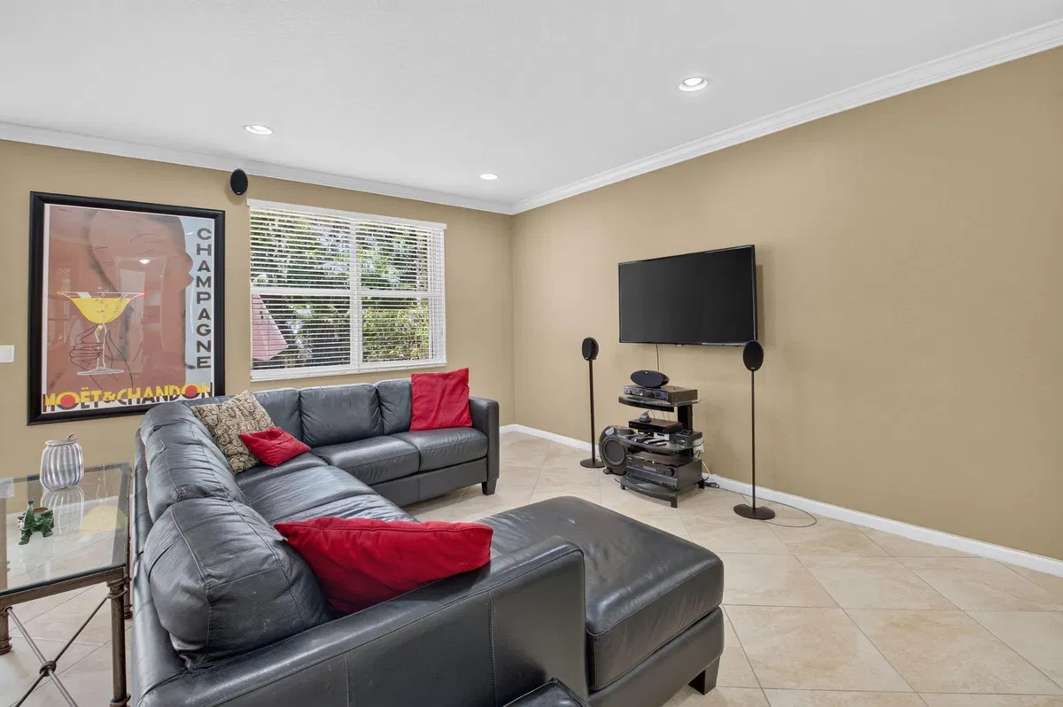 Unit 1608 photo 4