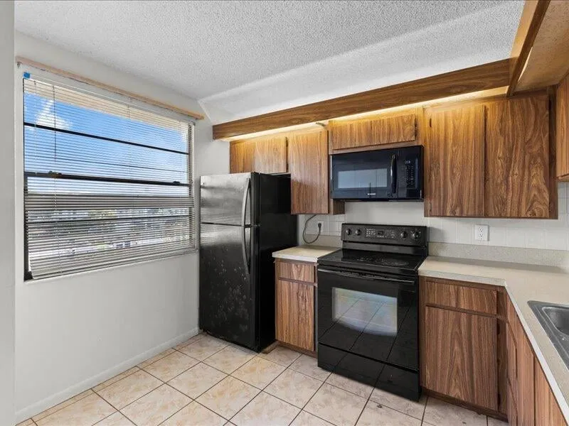 Unit 406 photo 4