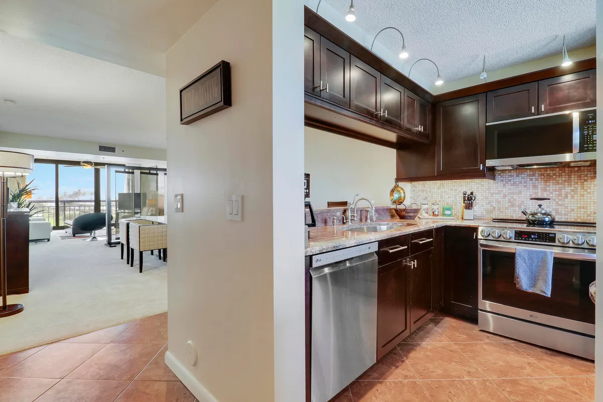 Unit 503 photo 16