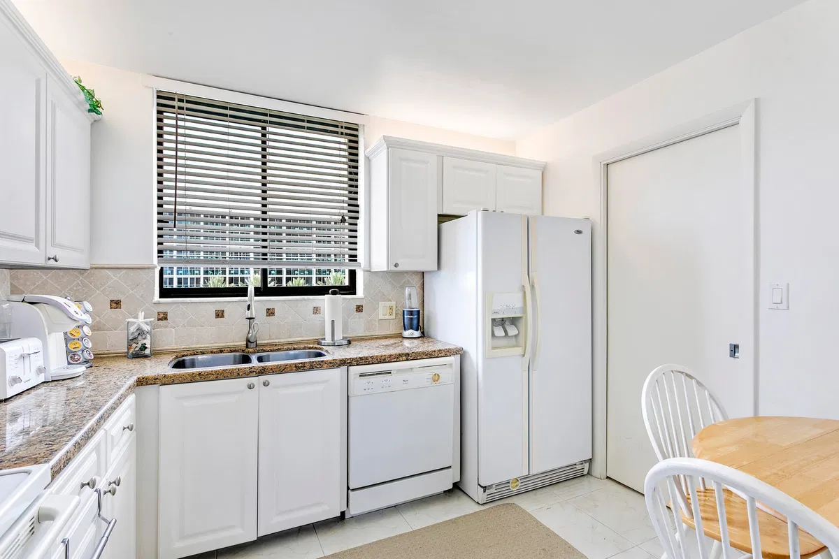  Unit 501 photo 10
