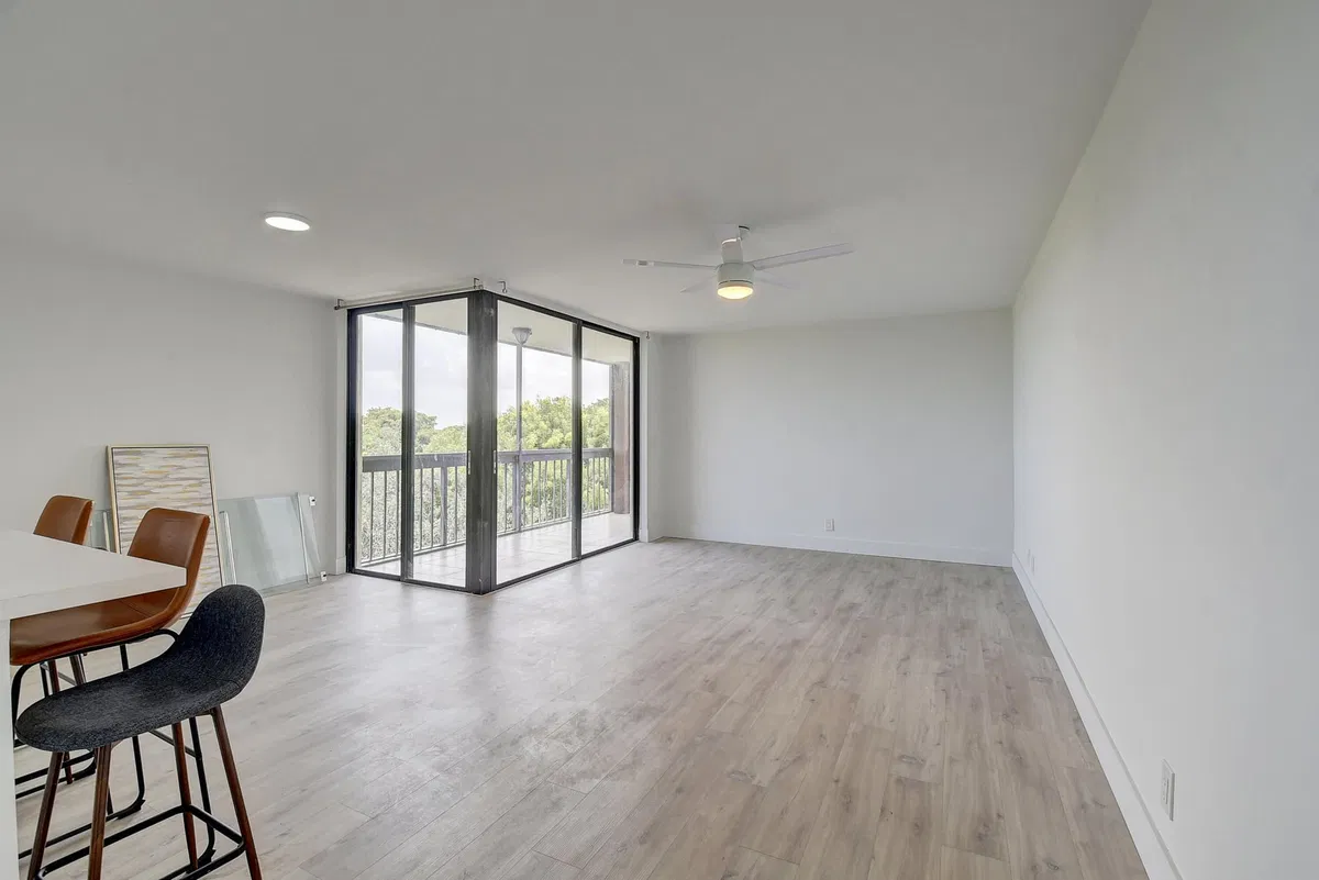 Unit 501 photo 16