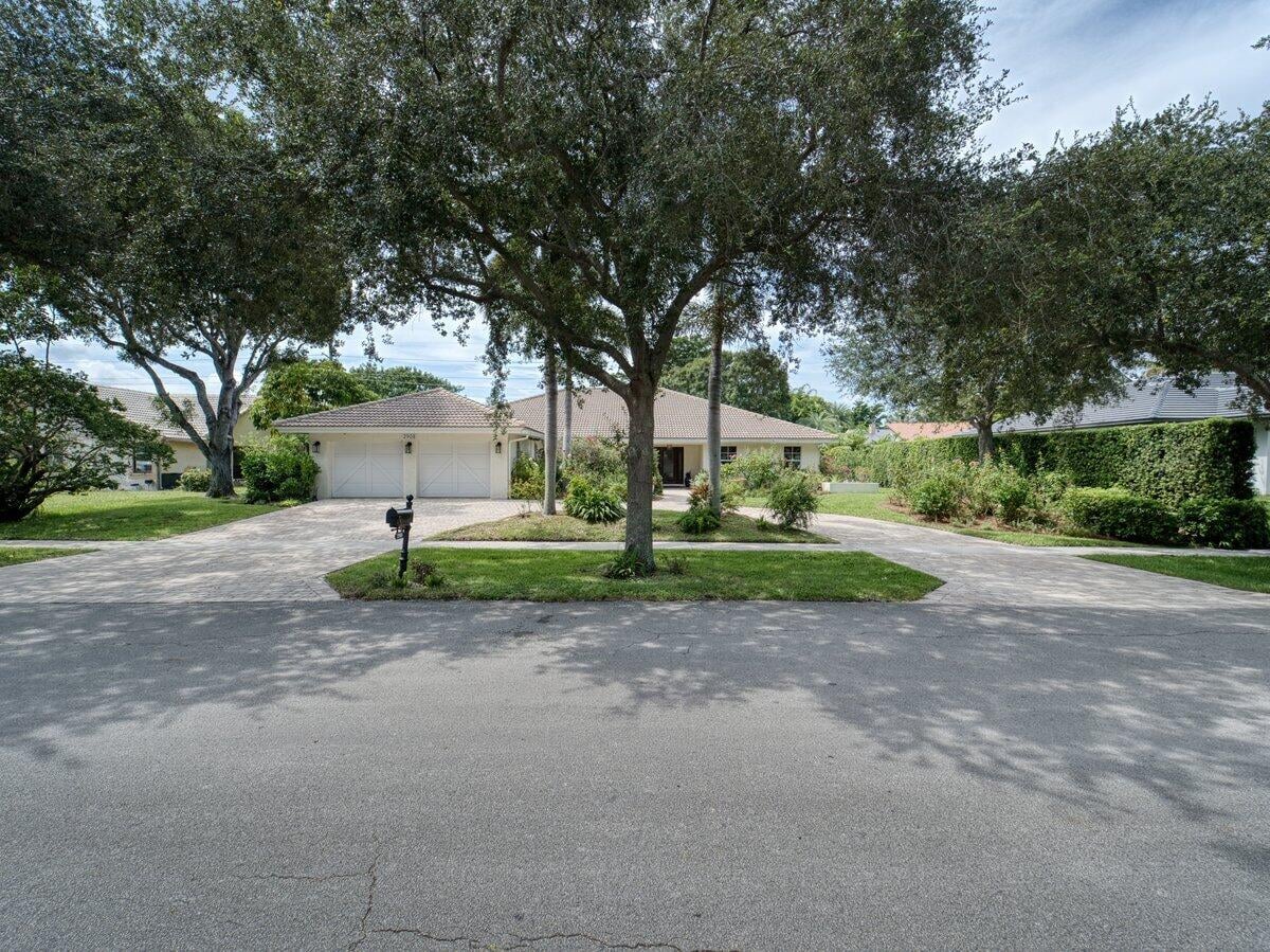 Boca Bath & Tennis Residence