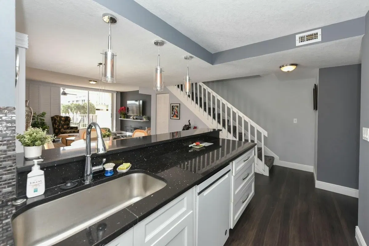 Unit B306 photo 7