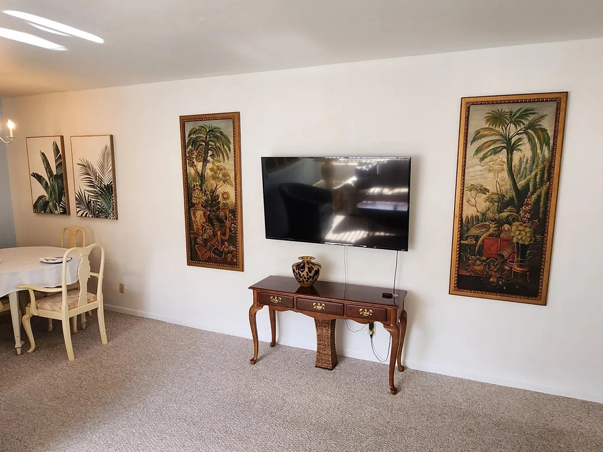 Unit 208 photo 4