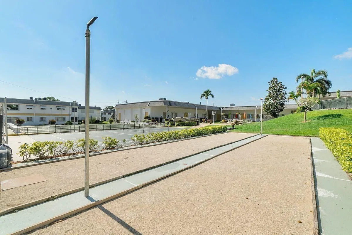 Unit 208 photo 28