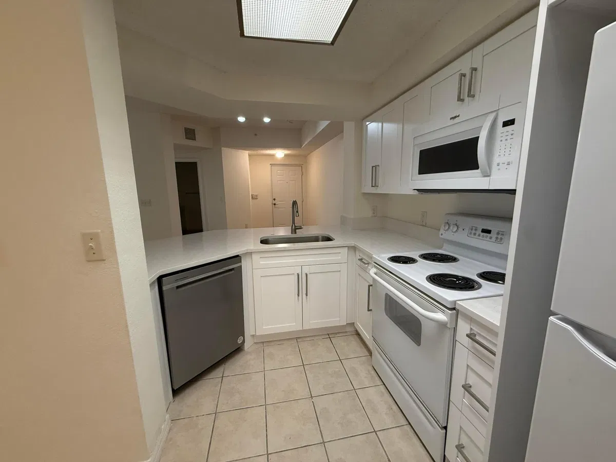 Unit 303 photo 4