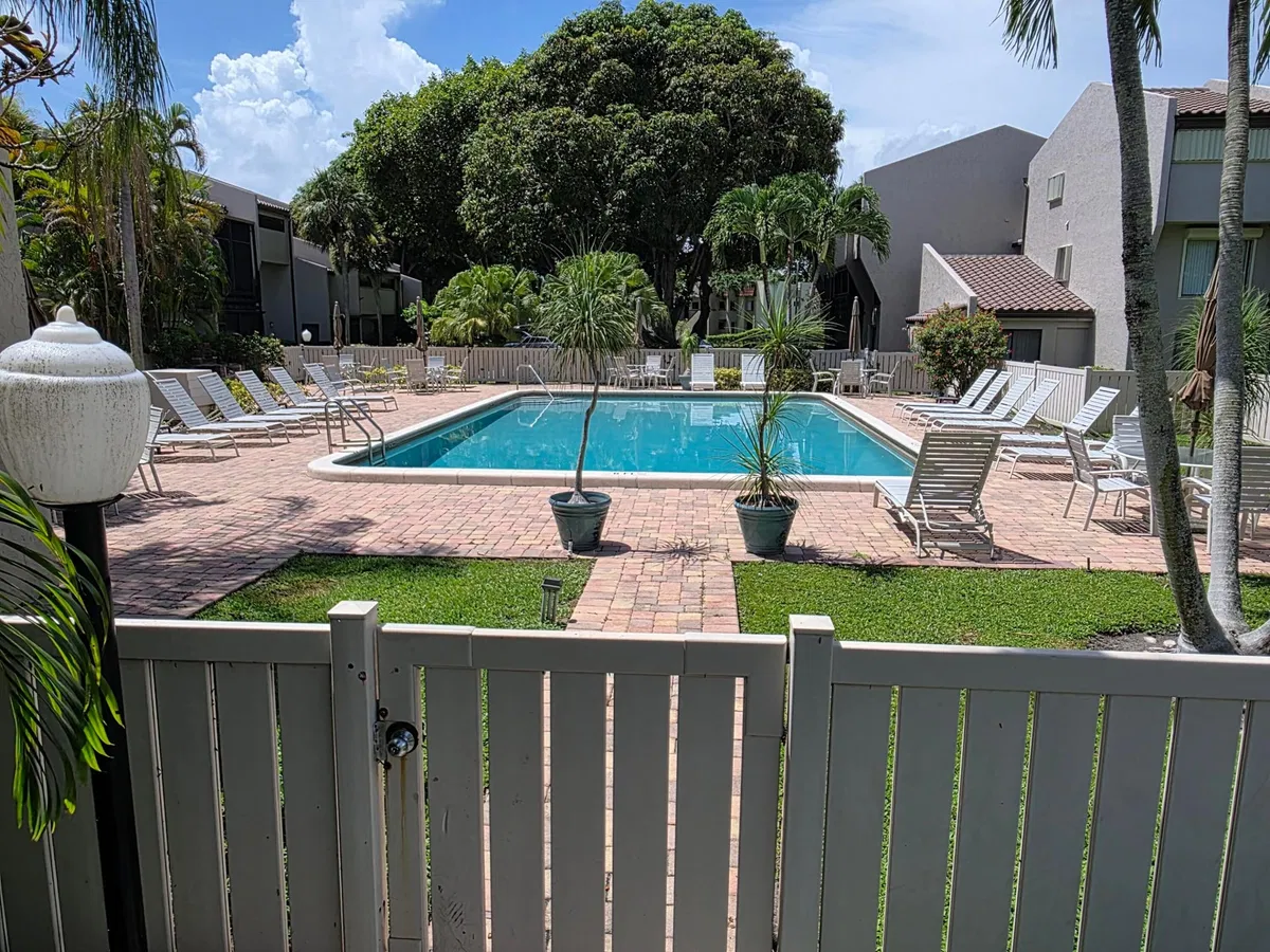Unit 512 photo 37