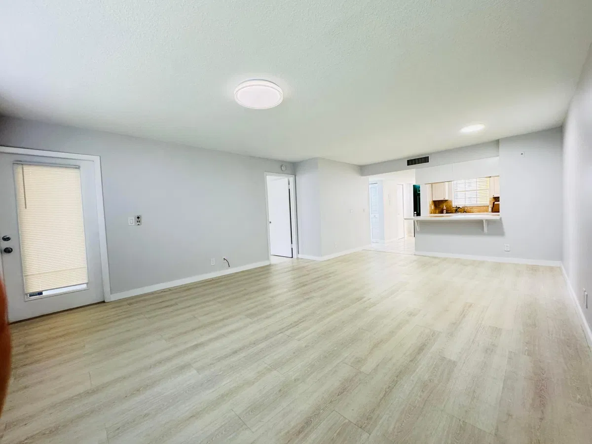 Unit H photo 16