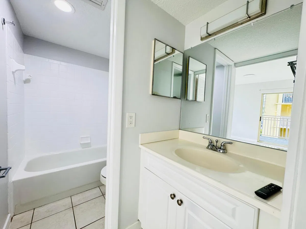 Unit H photo 22