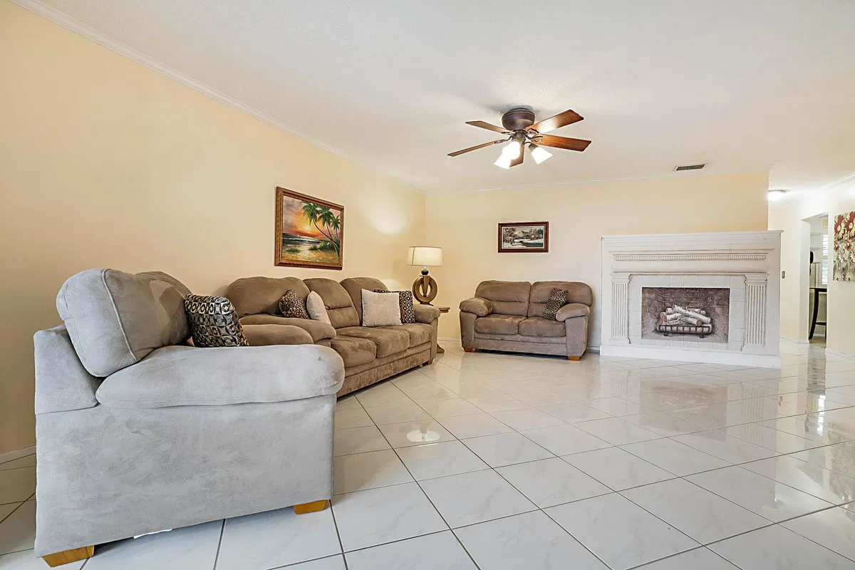 Unit 152 photo 16