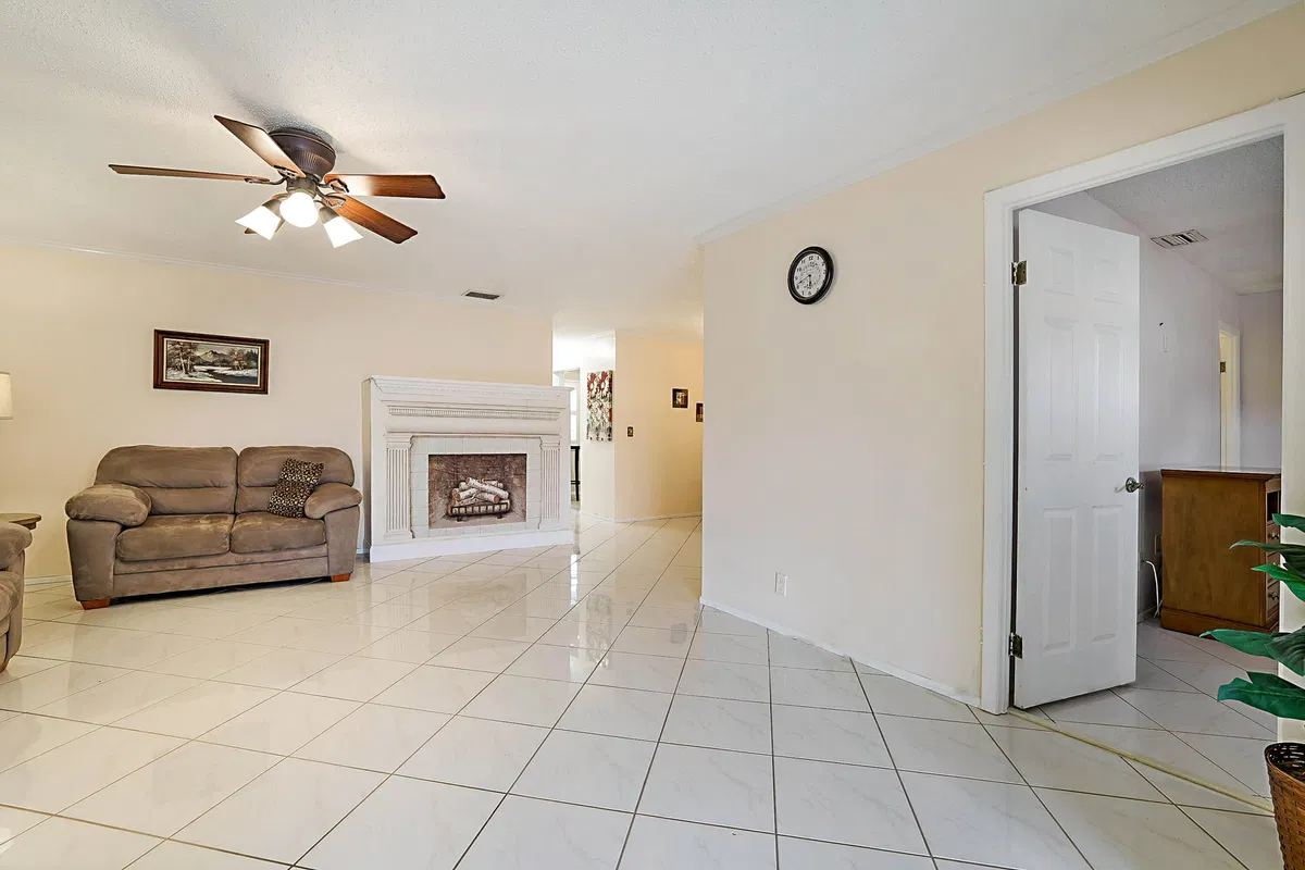 Unit 152 photo 22