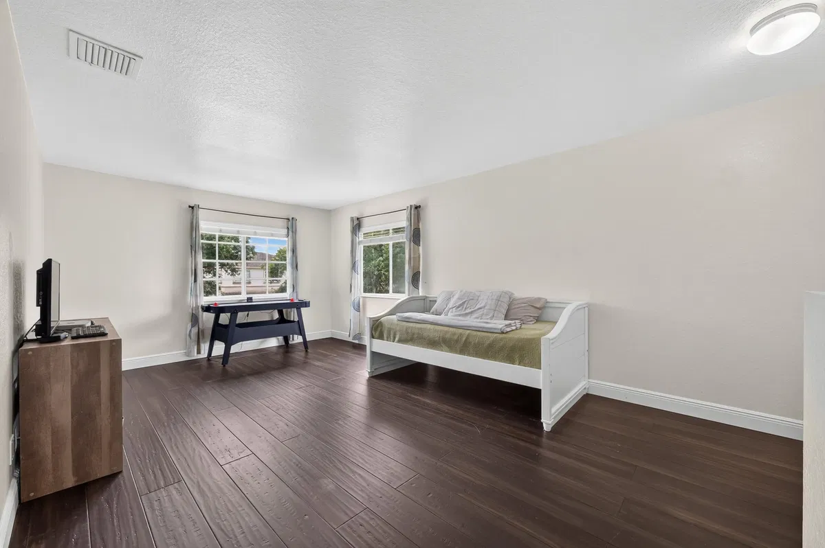Residence photo 25