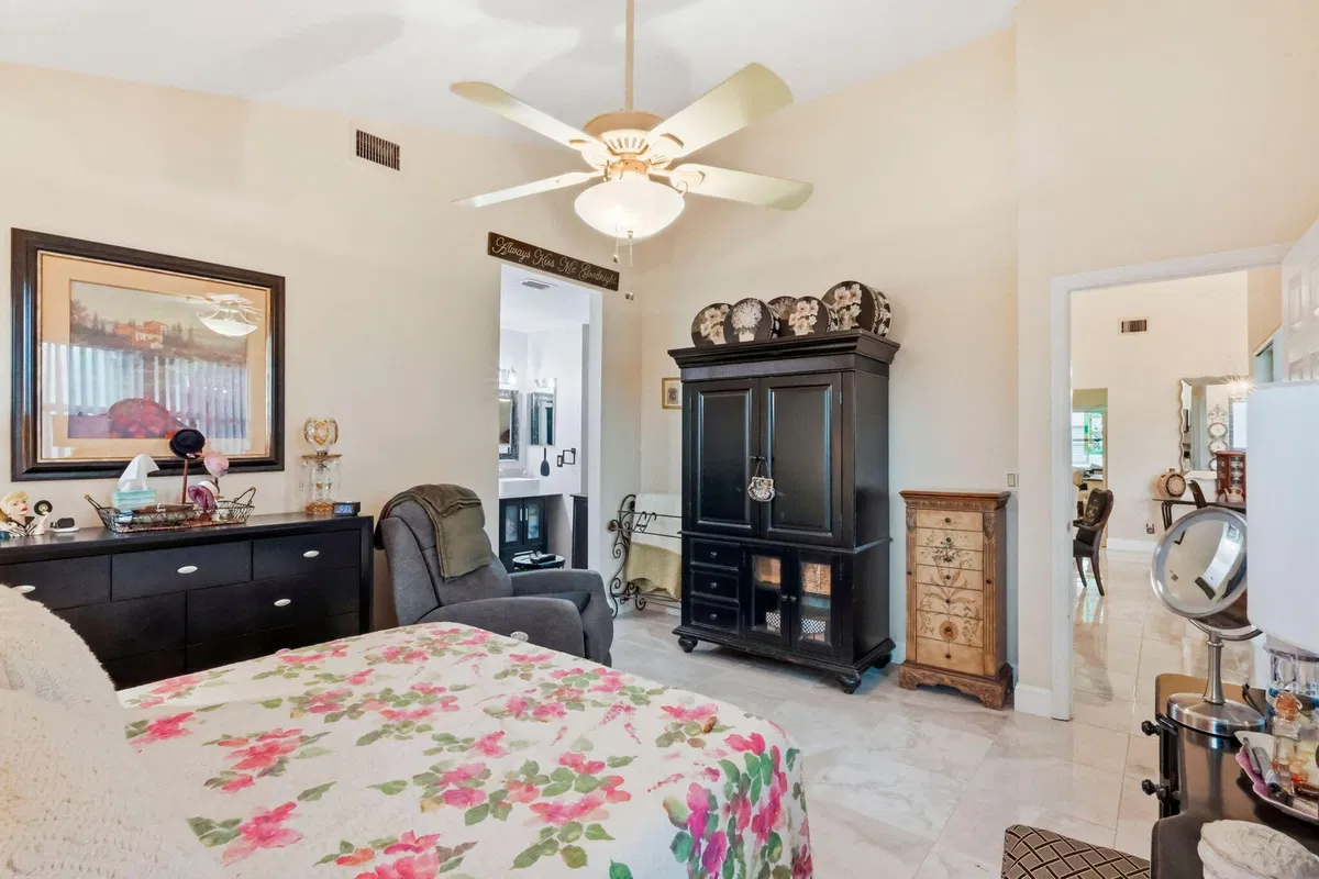 Residence photo 16