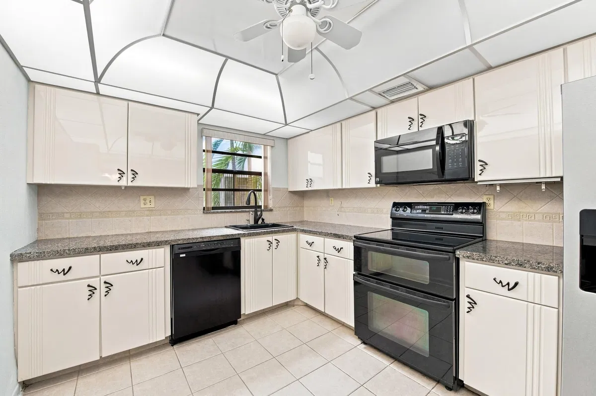 Unit 448 photo 10