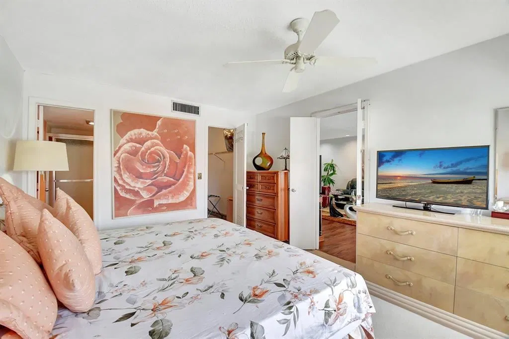 Unit 307 photo 25