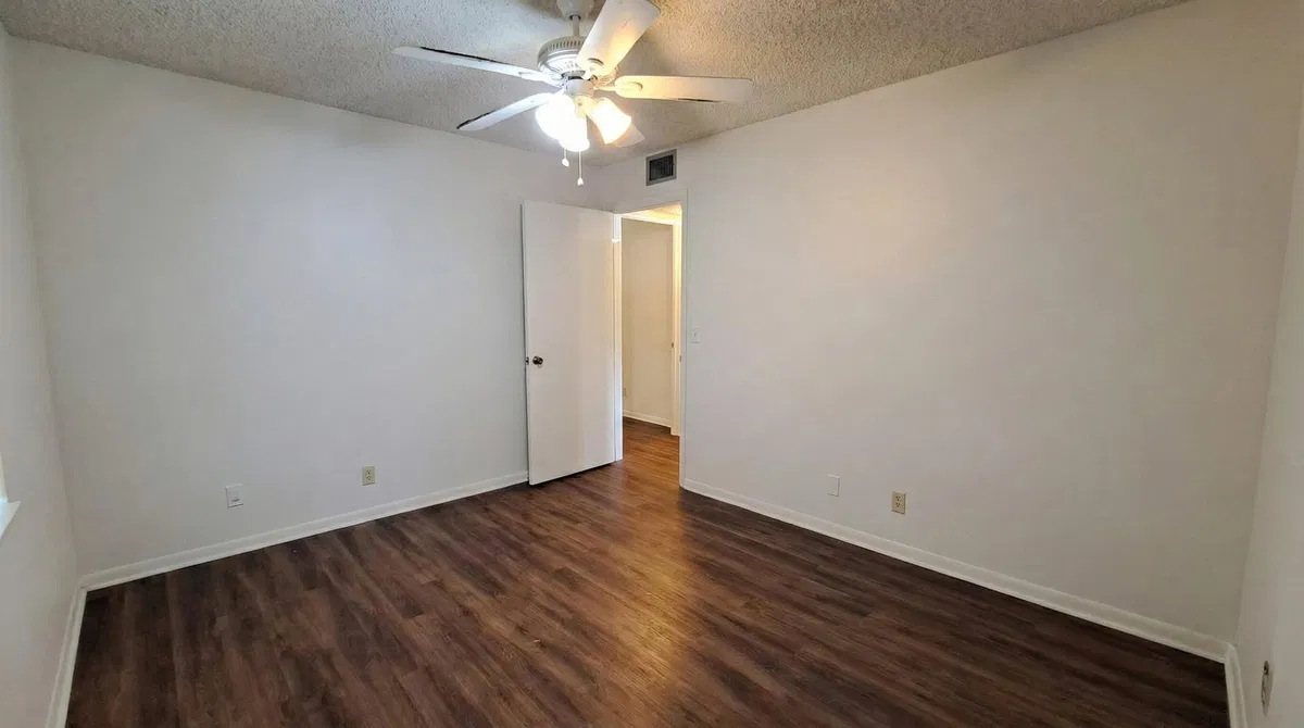 Unit B-2 photo 7