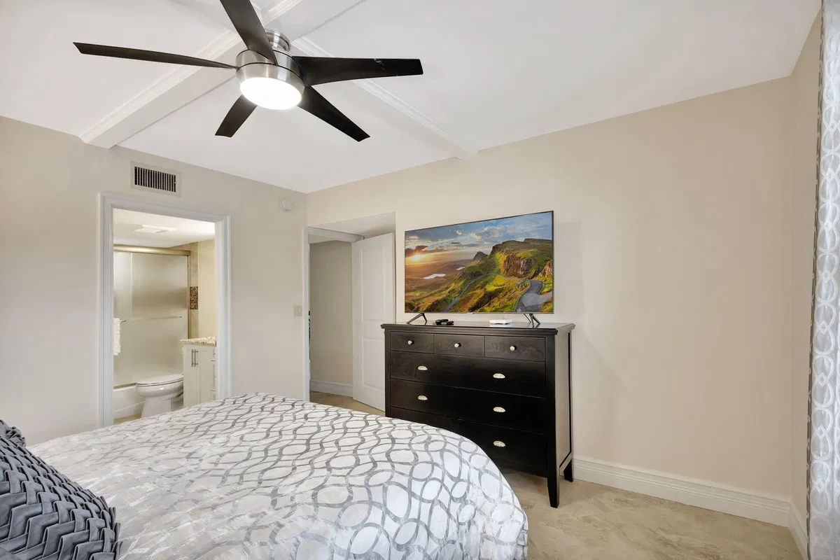 Unit 403 O photo 37