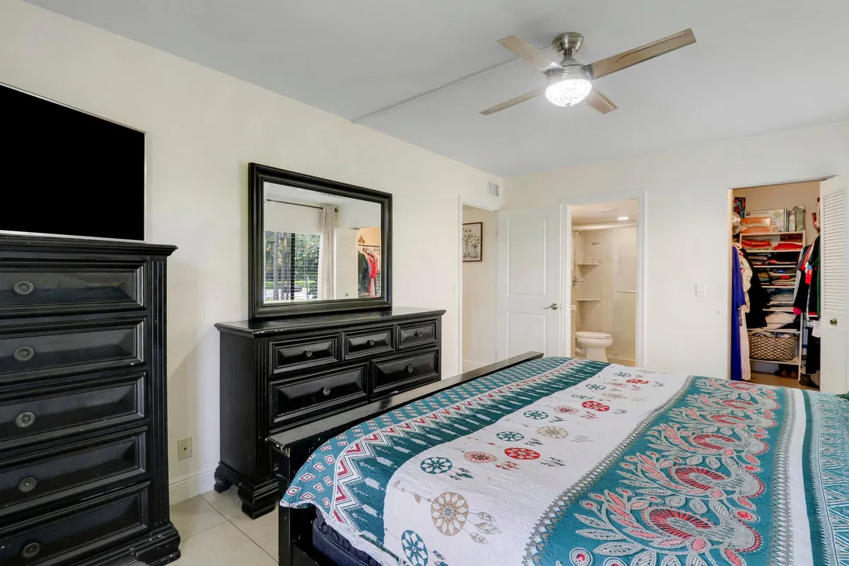Unit E2 photo 25