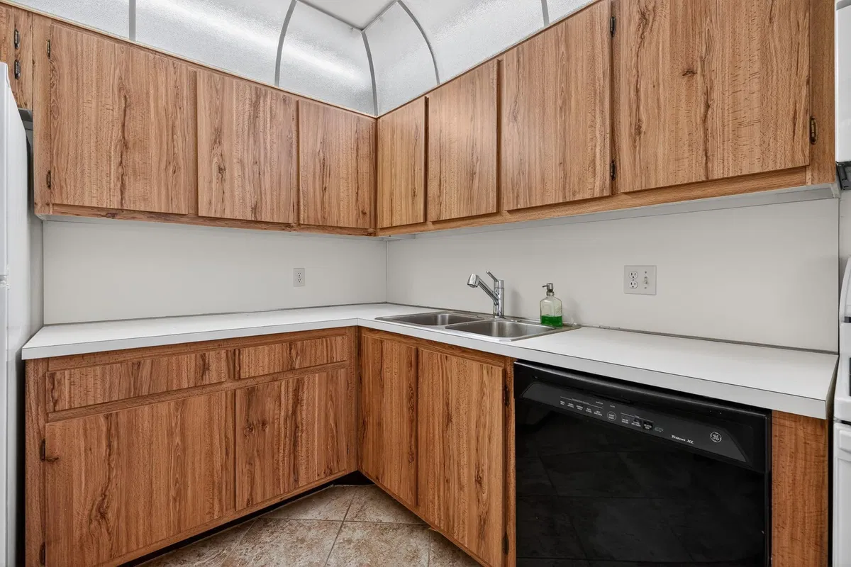 Unit 204 photo 16