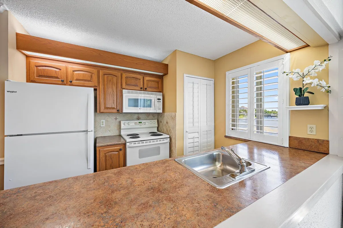 Unit B308 photo 10