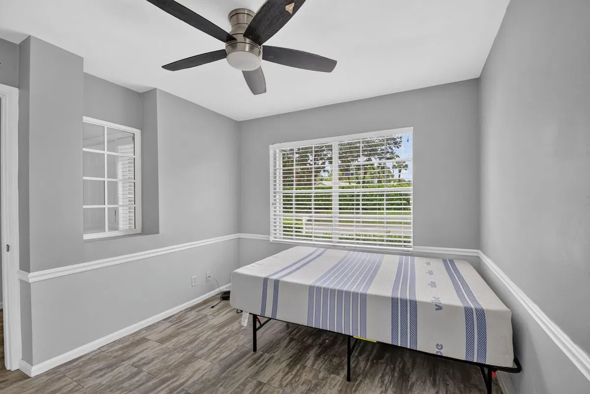 Residence photo 16