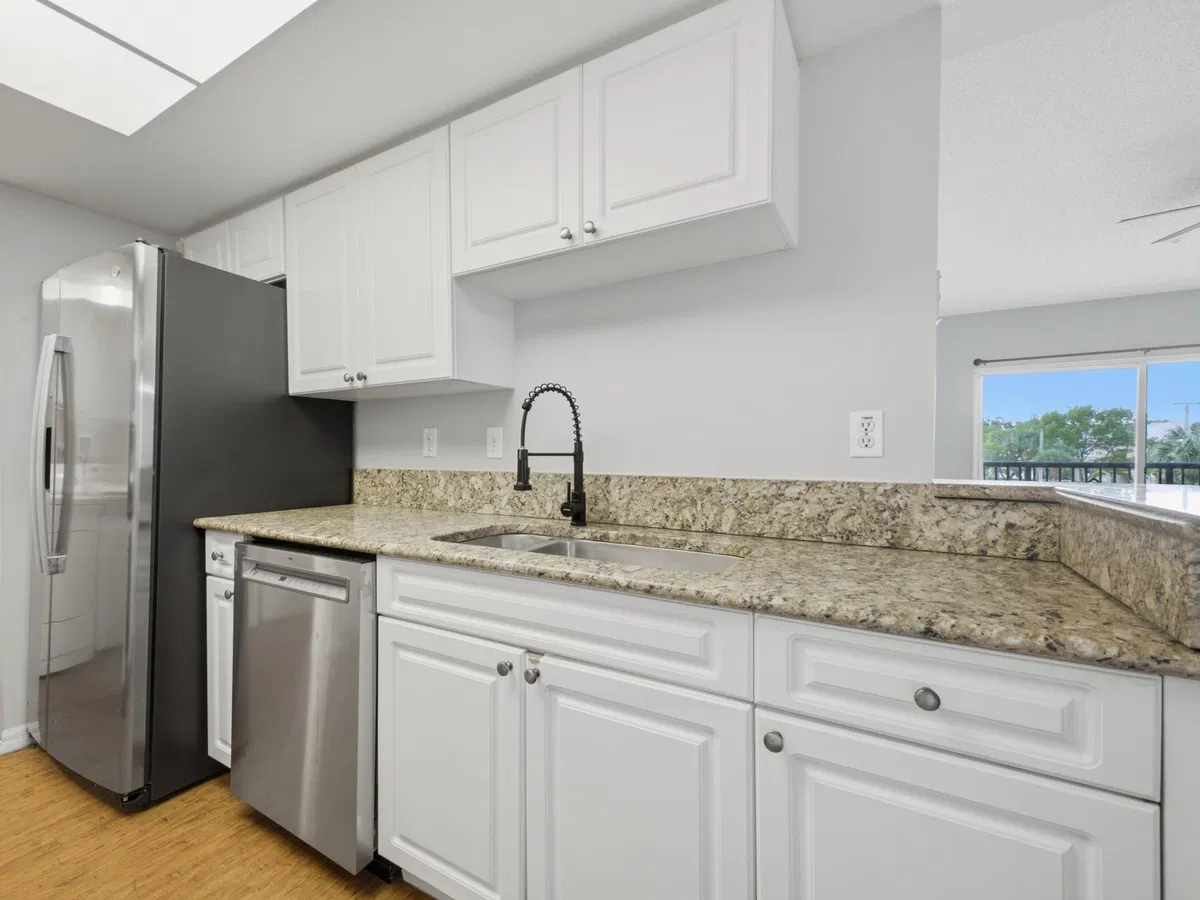 Unit 920 photo 16