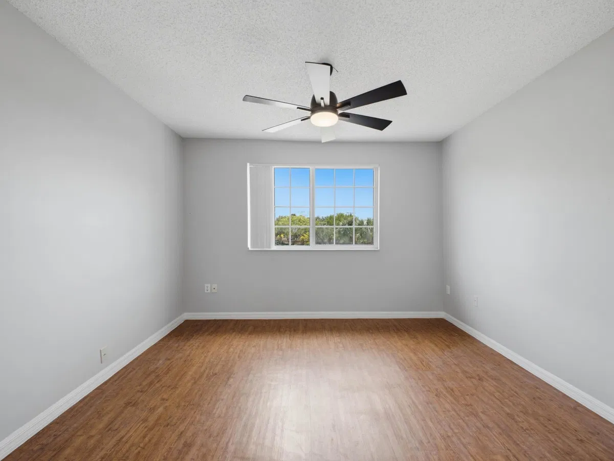 Unit 920 photo 19